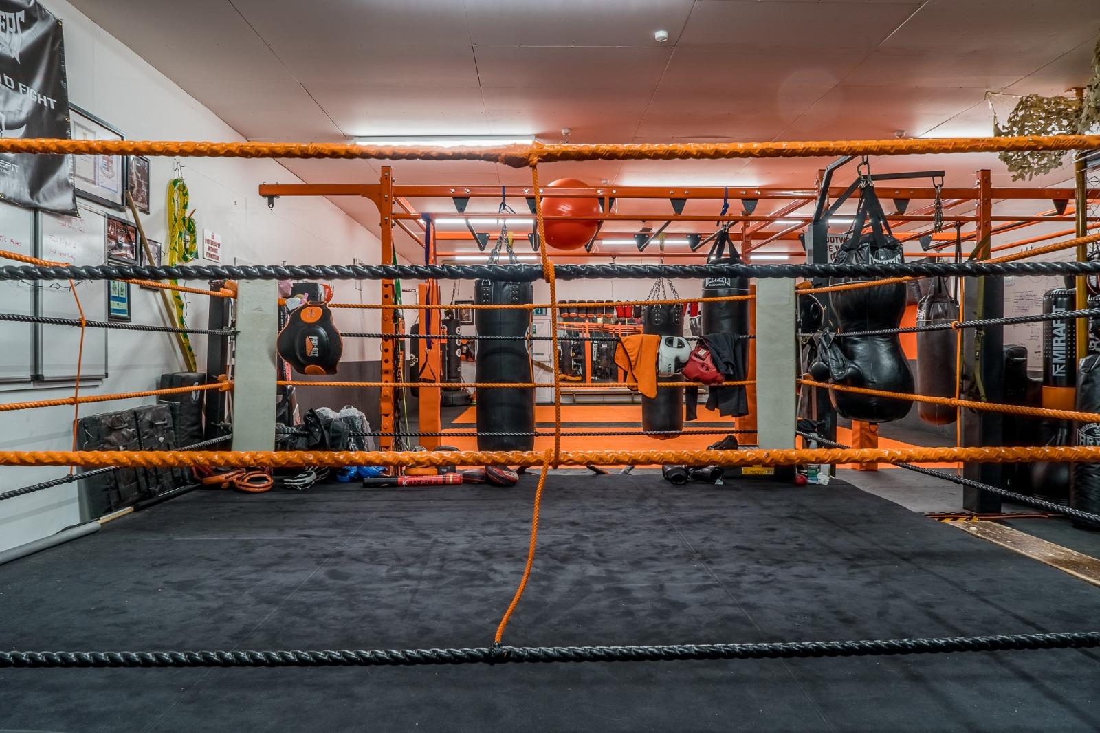 Pull-out boxing ring